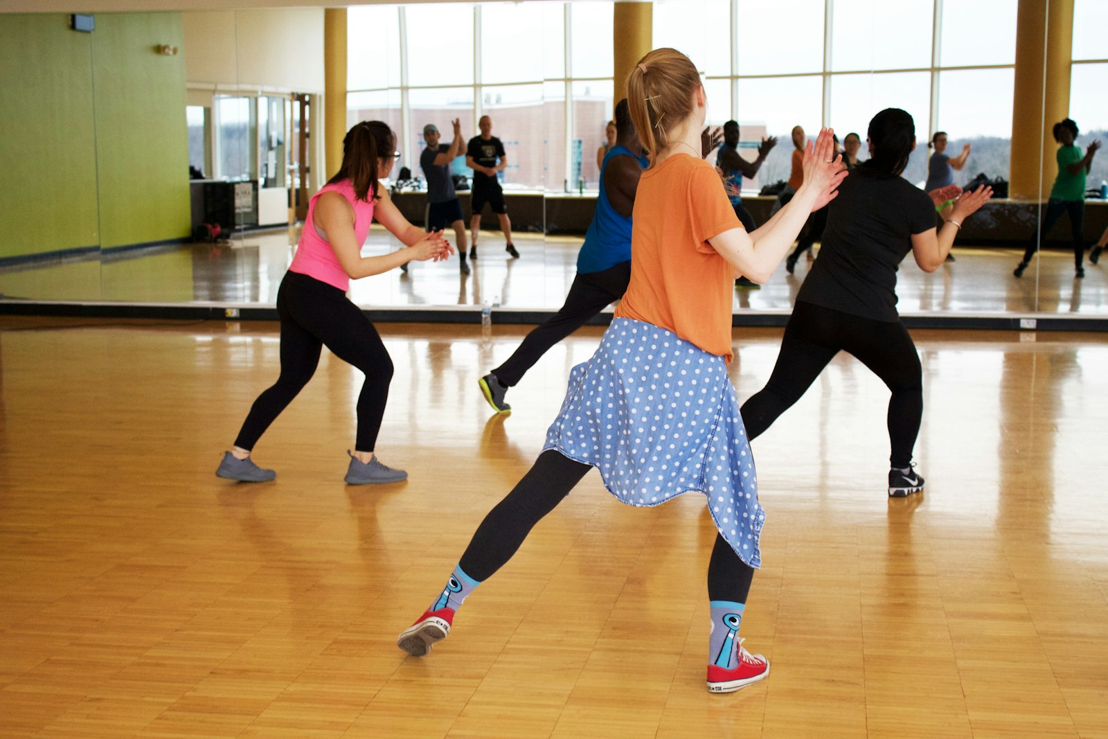 Grupo de alumnas practicando una coreografía frente al espejo