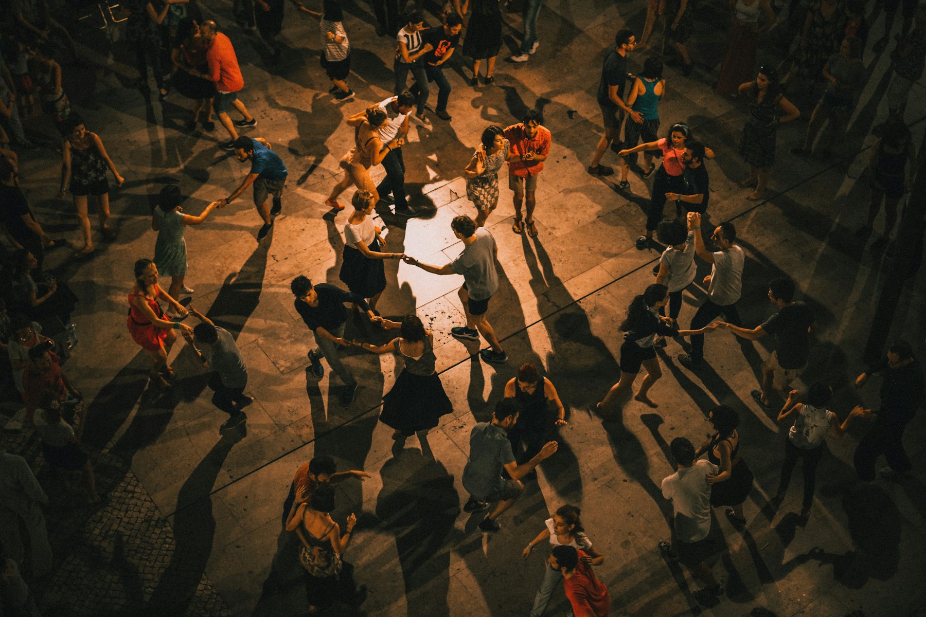 Vista cenital de muchas parejas bailando en una pista